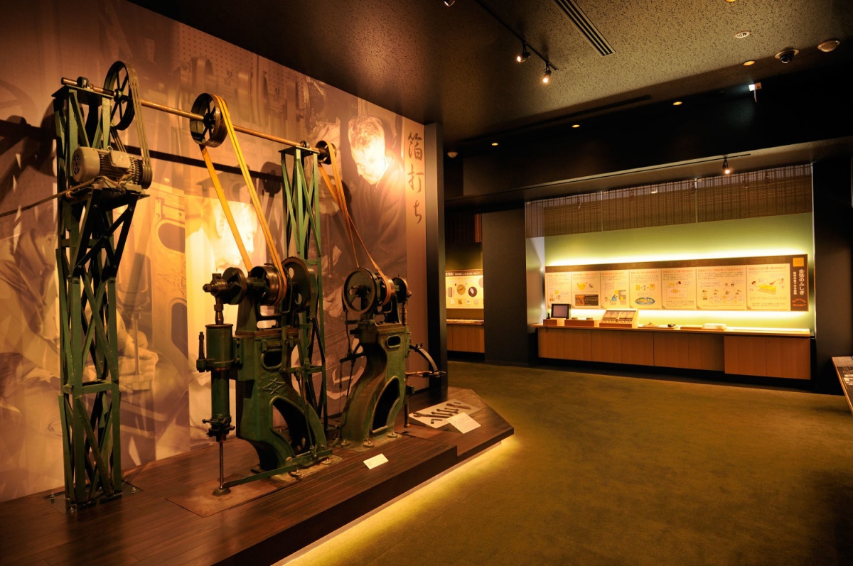 2. Learn the Real Secrets of Gold Leaf at Yasue Gold-Leaf Museum