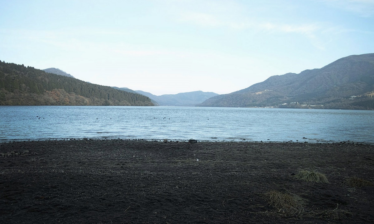 3. A Lakeside Road Enveloped in Silence (Ashigarashimo, Kanagawa)