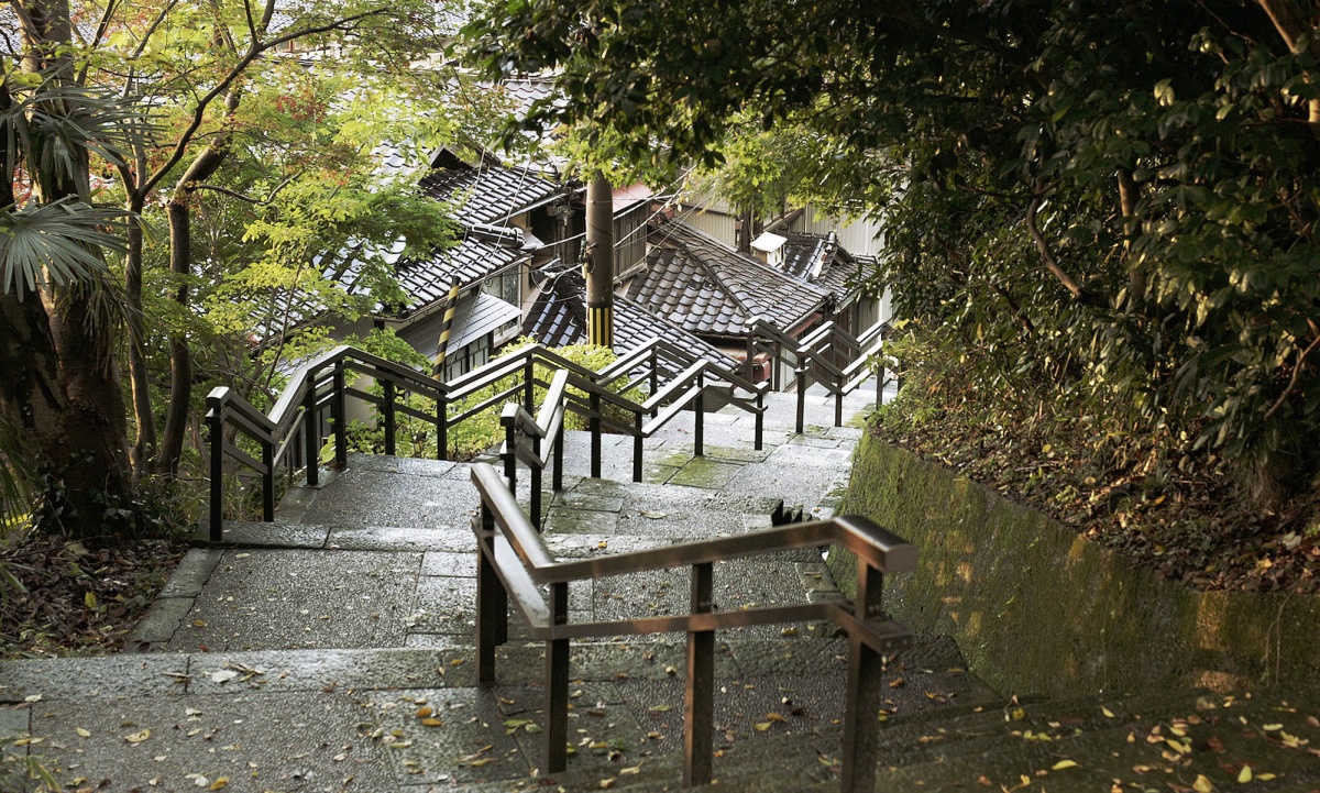 2. A Road in a Town where Craft is Alive (Kanazawa, Ishikawa)