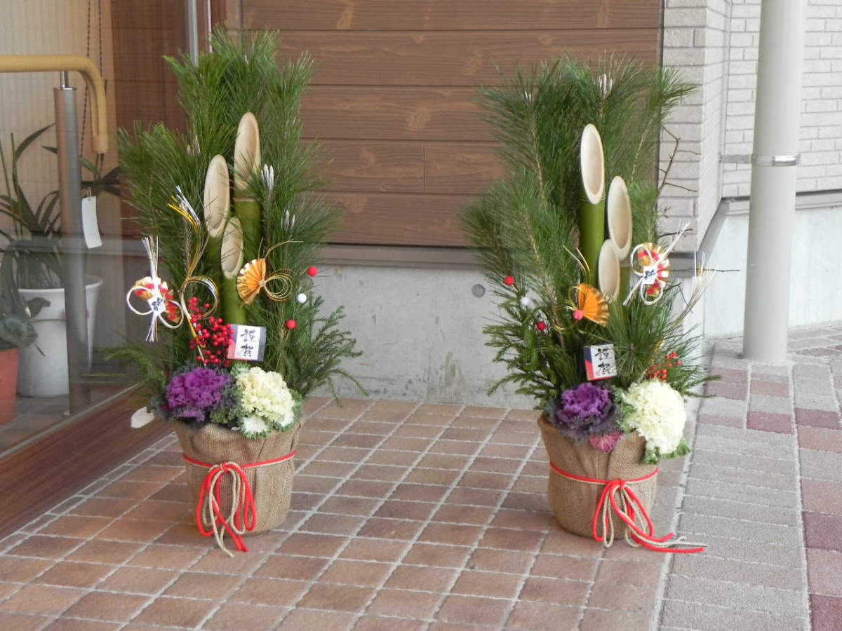 7. 'Kadomatsu' adorn the doors of homes during the New Year's holiday