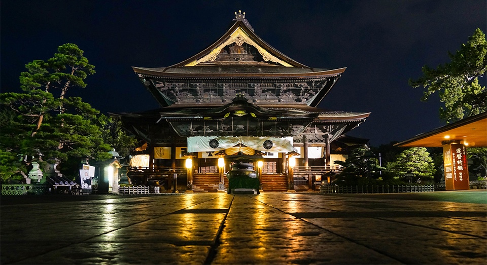 6. Zenko-ji Temple (Nagano)