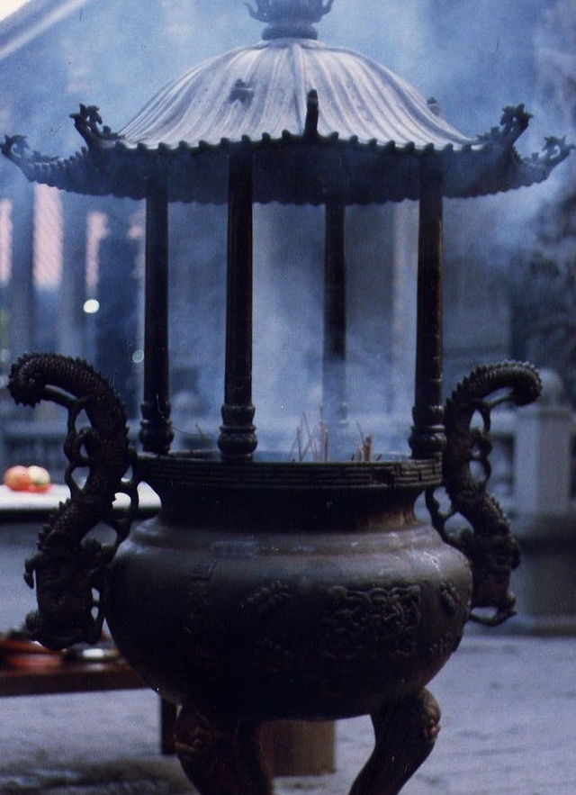 3. Incense Etiquette in a Temple