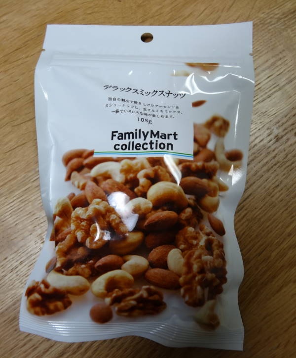 3. Deluxe Mix Nuts จาก FamilyMart