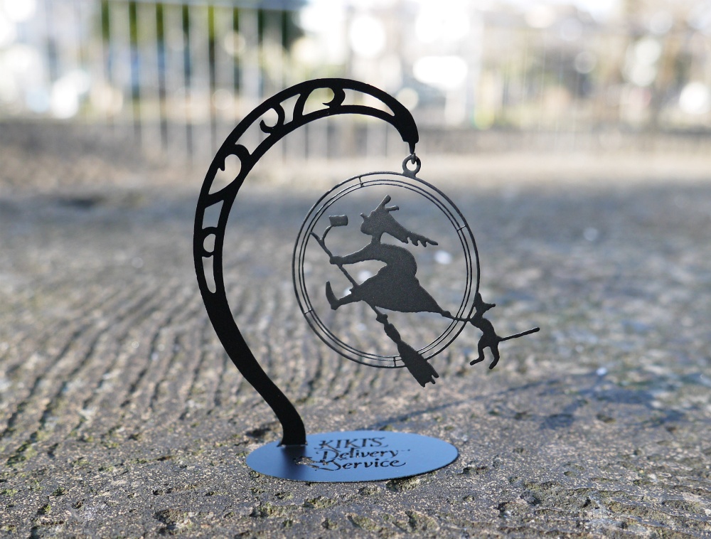 7. Ornamental Stand in Silhouette Design (¥1,620/US$14.40 for the Kiki design)