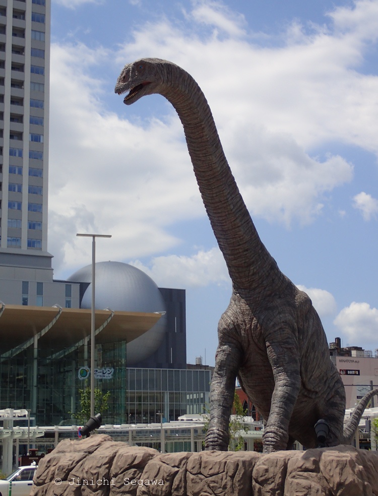 恐龍紀念碑全身長10米