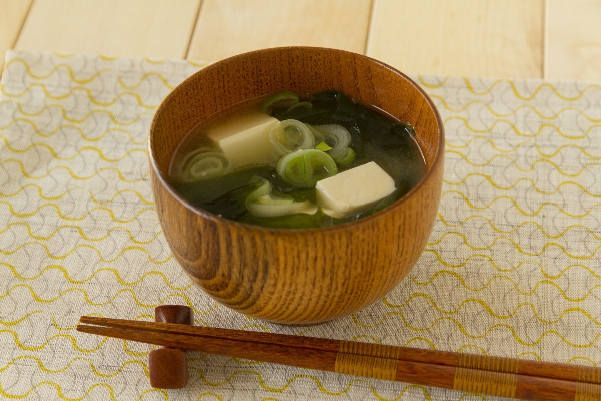 2. 豆腐葱花裙带菜味噌汤