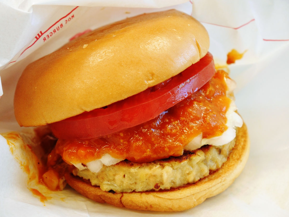 อันดับ 1 / 247kcal /  Soy Patty Hamburger / Mos Burger