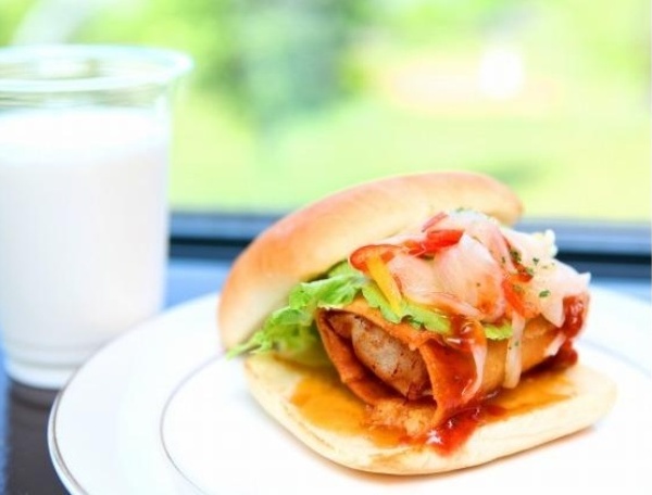 1. Betsukai Jumbo Scallop Burger (Hokkaido)
