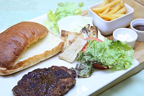 4. Maeda Farm Fine Juicy Burger (Yonago City)