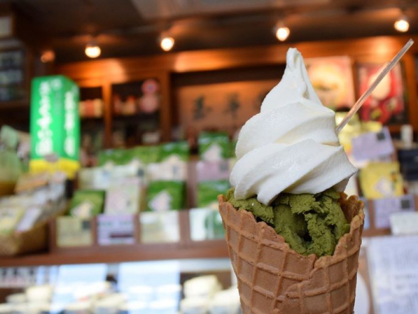 16. Gyokusuien - Green Tea sweets