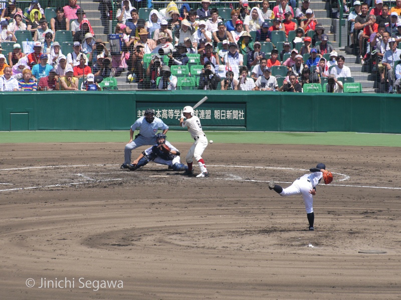 拥有一百年历史和传统的高校野球大会，对于专业选手来说就是鲤鱼跃龙门的机会。