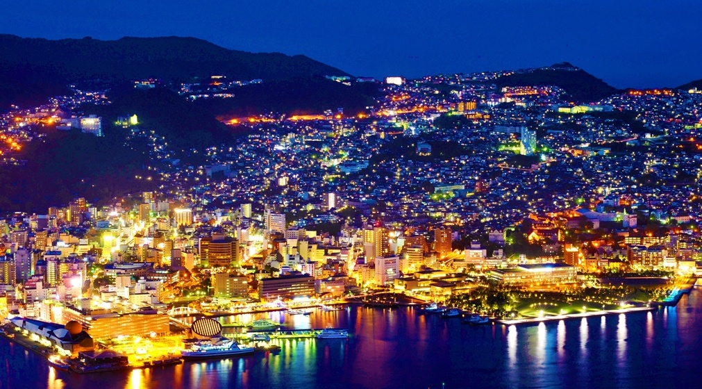 4. The Vibrant Nightscape of Mount Inasa (Nagasaki)