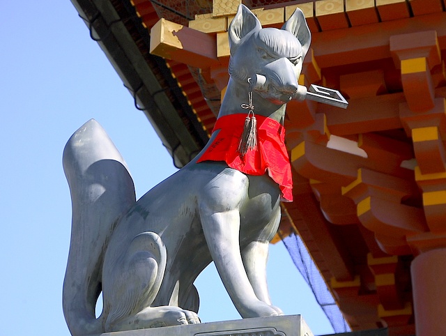 หมาจิ้งจอกใน Fushimi Inari Taisha