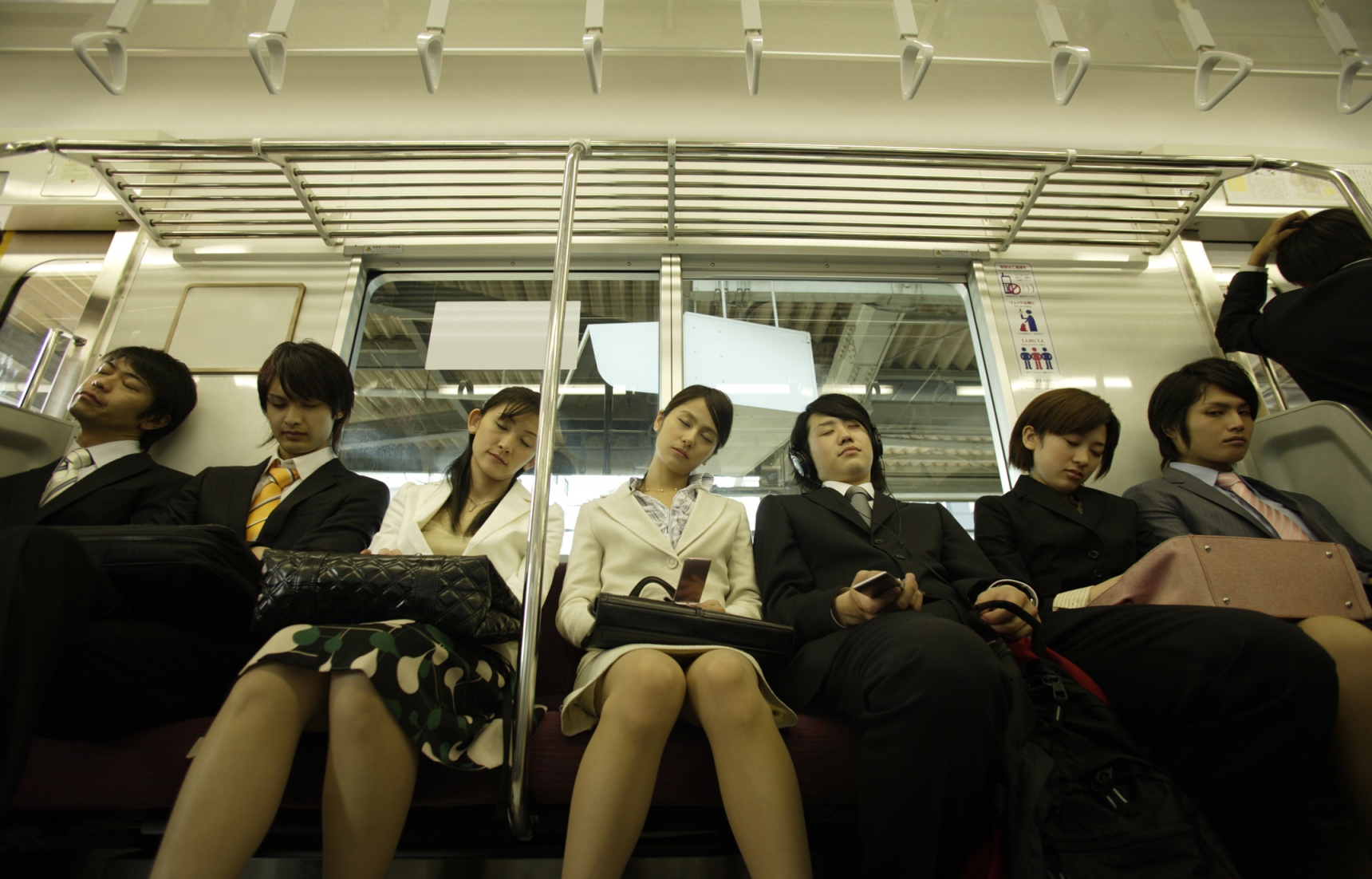 睡眠不足大国：原来日本人电车睡觉是因为这个