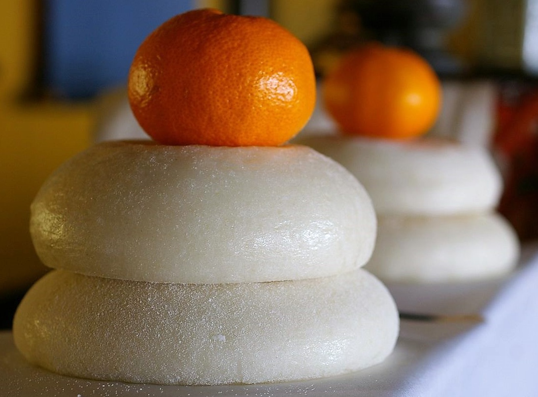 5. Why is it called 'kagami-mochi' (mirror rice cake)?