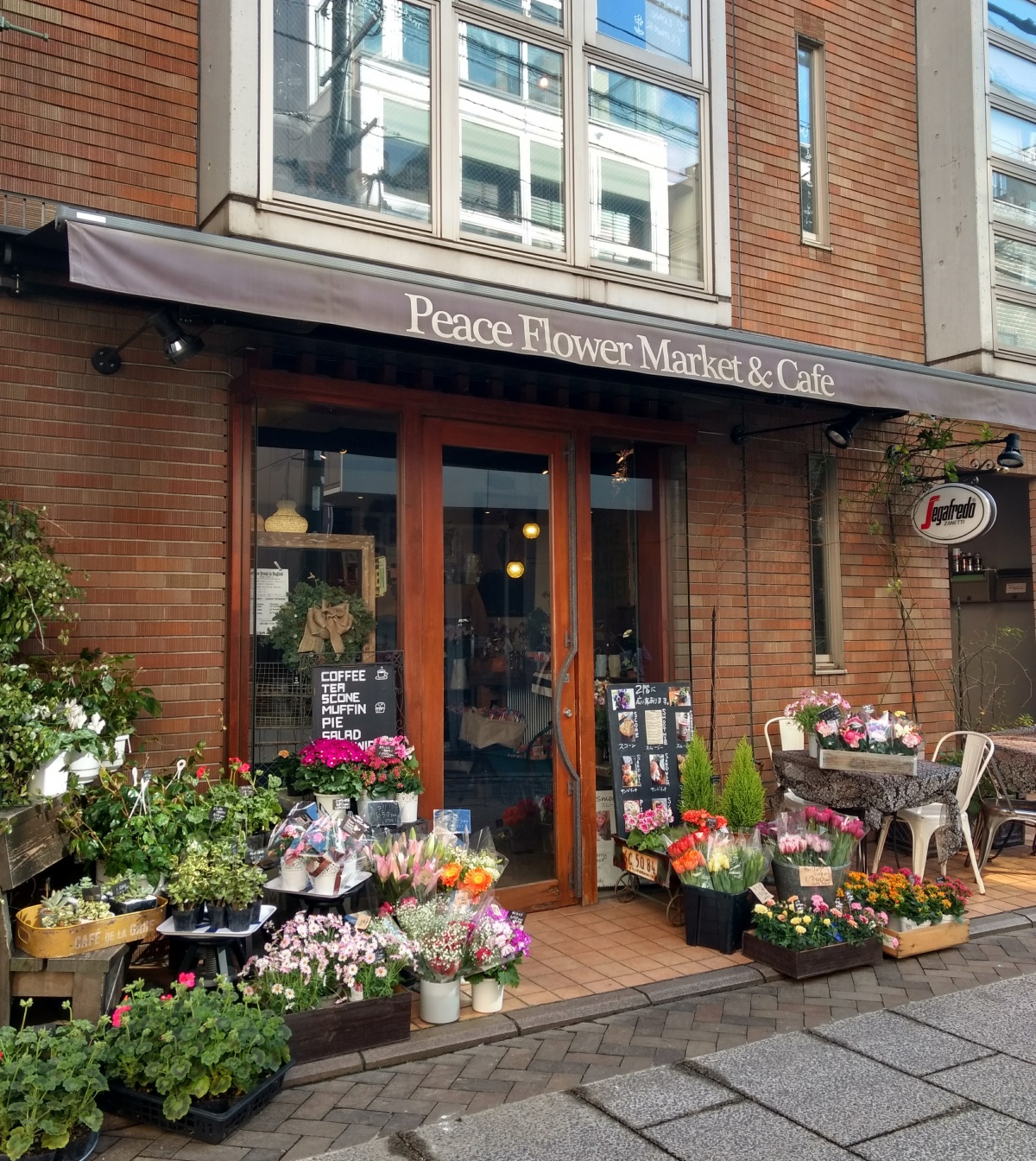 1. Peace Flower Market & Cafe (Motomachi)