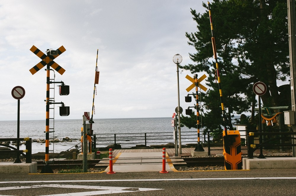 走路去海边，沿着铁路散步雨晴海岸的美