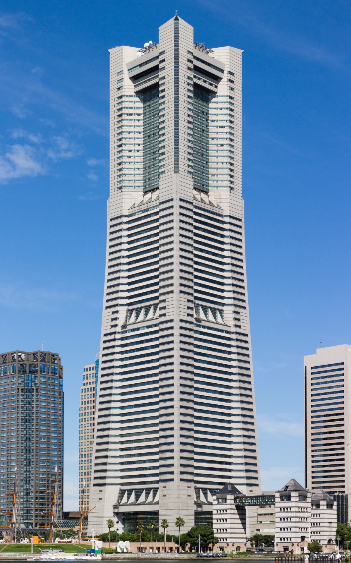 6. ตึก Landmark Tower