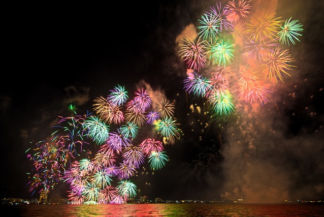 從湖面上接二連三打上夜空的花火｜琵琶湖花火大會＠滋賀