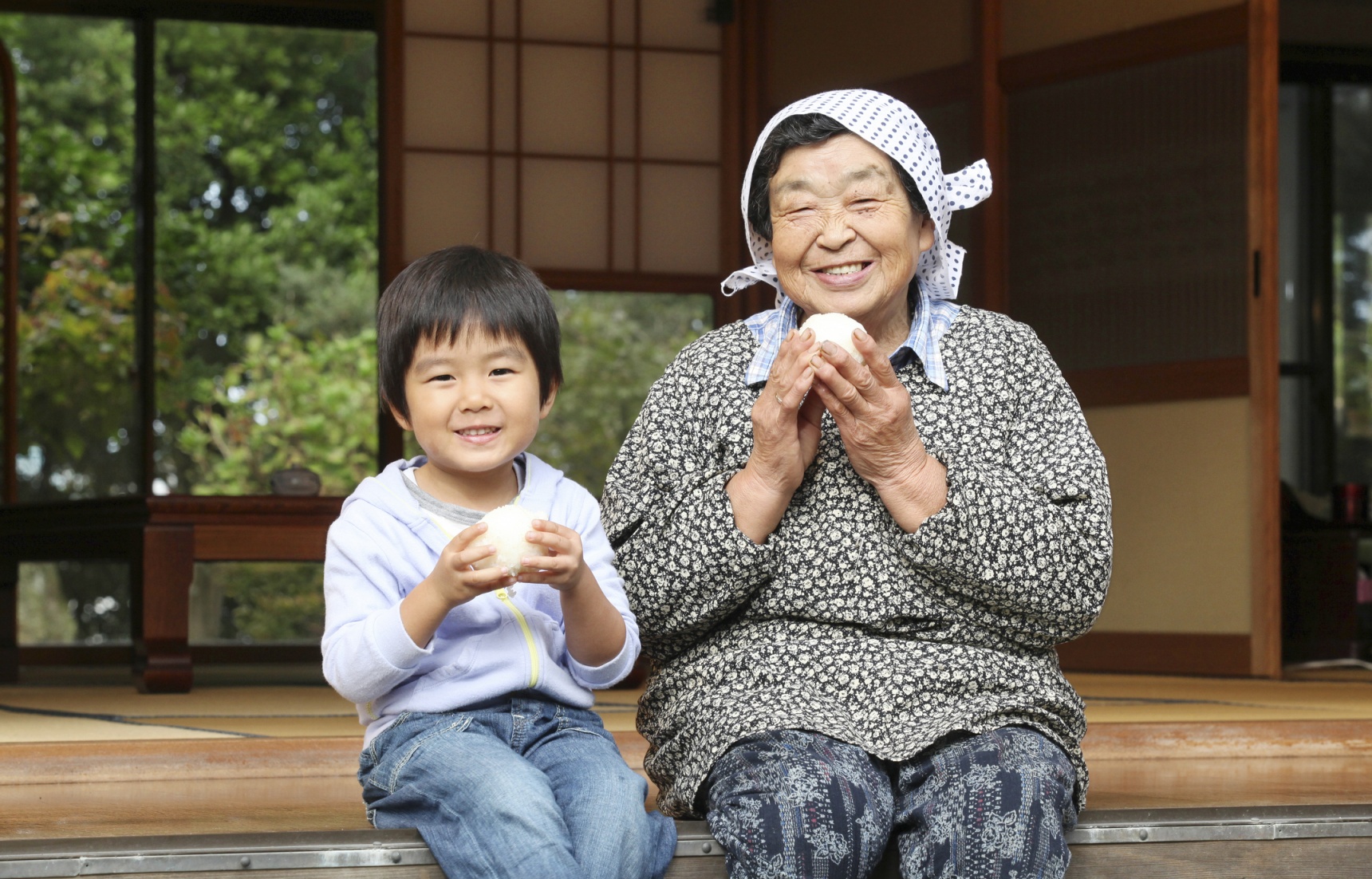 Старая японская мама. Японские пенсионеры. Япония люди. Счастливые пожилые японцы. Японский старик.