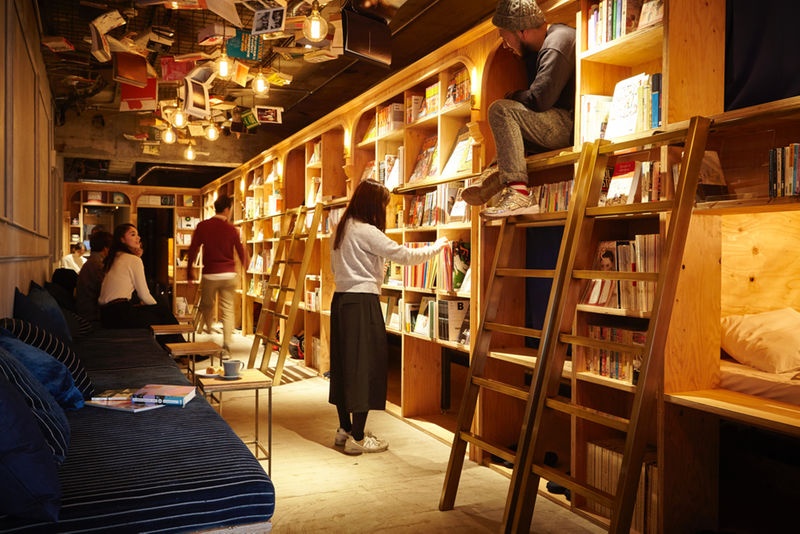 ■ 仿佛置身于书本丛林的胶囊旅馆 — BOOK AND BED TOKYO