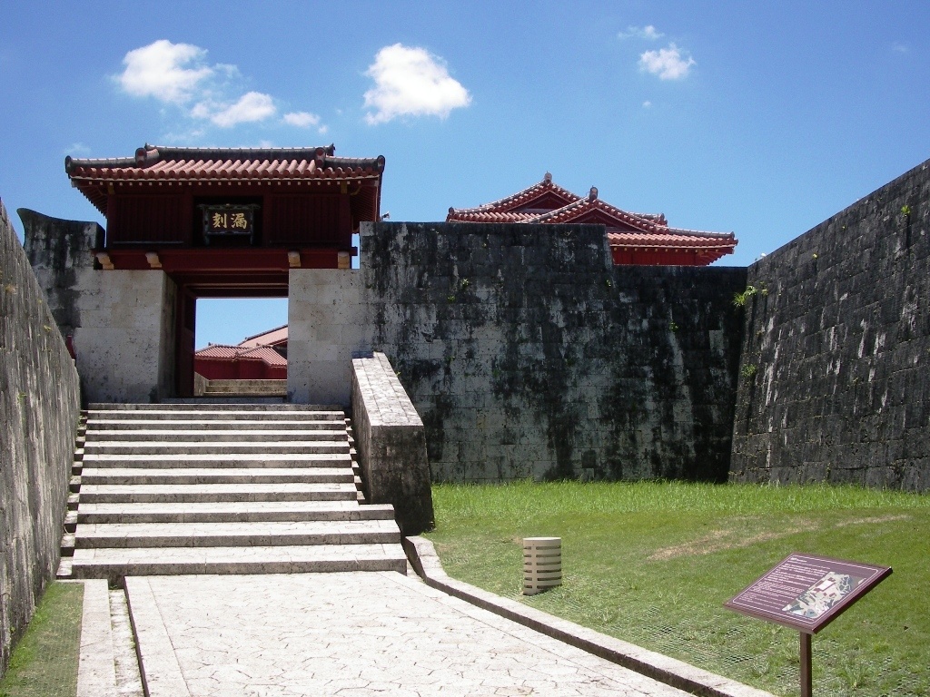 Visit Shuri Castle by Yui Rail & Taxi