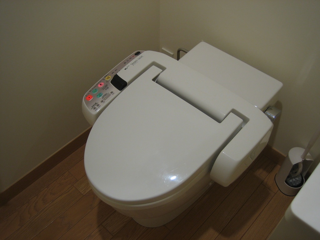 1. 加熱便座 — Heated Toilet Seat