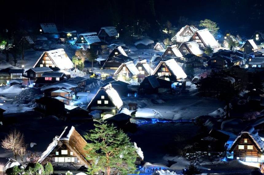 5. The beautiful lights of Shirakawago