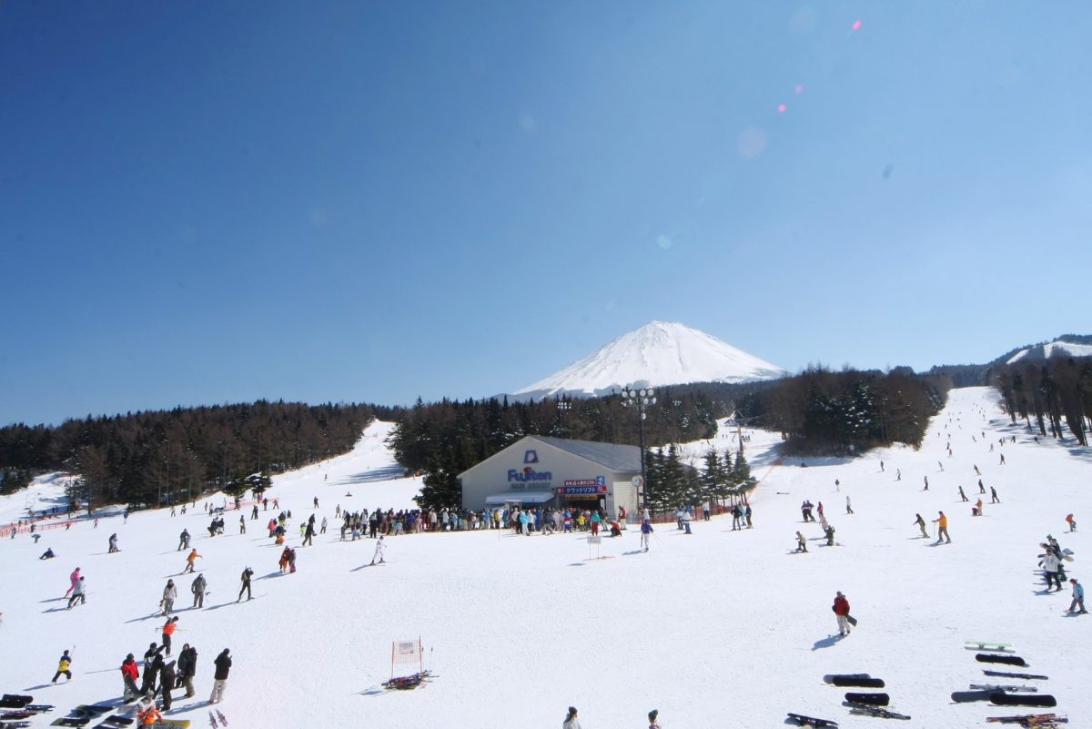 以富士山為背景的超美景滑雪場【山梨】富士天滑雪場