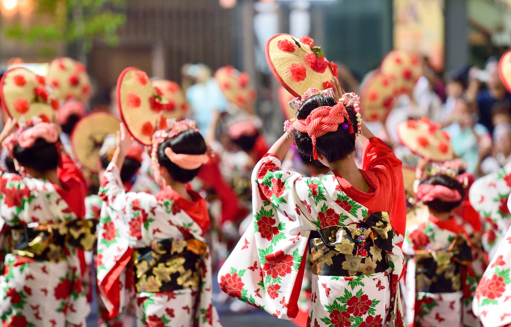 하나가사 축제: 꽃 모자를 쓰고 신나게 춤을 춰봐요!