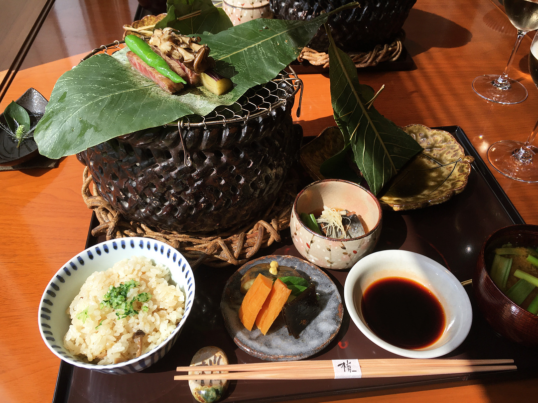 邊眺望東京景色邊享用超越傳統的不平凡日式料理吧：梢＠新宿