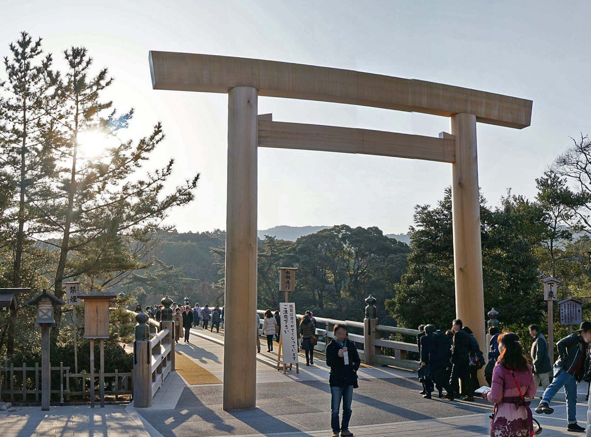 1.ศาลเจ้าอิเสะ (Ise Jingu  Grand Shrine) ศาลเจ้าที่สำคัญที่สุดในญี่ปุ่น อยู่ที่มิเอะนี่เอง