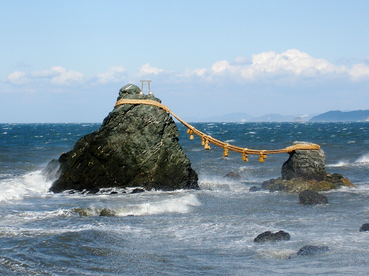 6. หินเมโอโตอิวะ (Meoto-iwa Rock) แวะมาขอพร