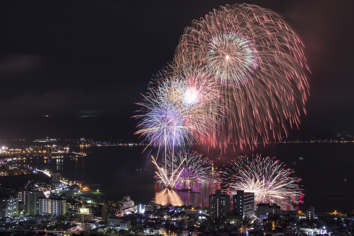 3.เทศกาลดอกไม้ไฟที่ทะเลสาบซุวะโกะ จังหวัดนากาโนะ (Lake Suwa Fireworks Festival Nagano)