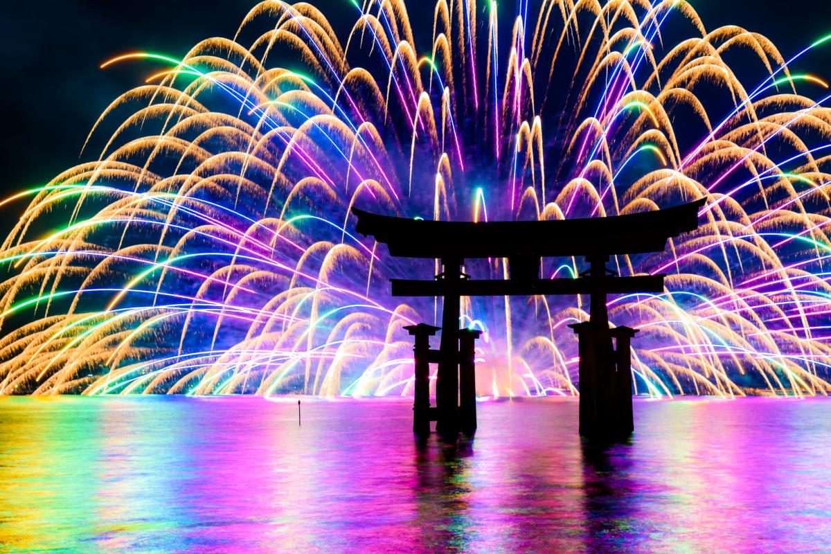 4.เทศกาลดอกไม้ไฟเกาะมิยาจิมา จังหวัดฮิโรชิมา (Miyajima Water Fireworks Festival Hiroshima)