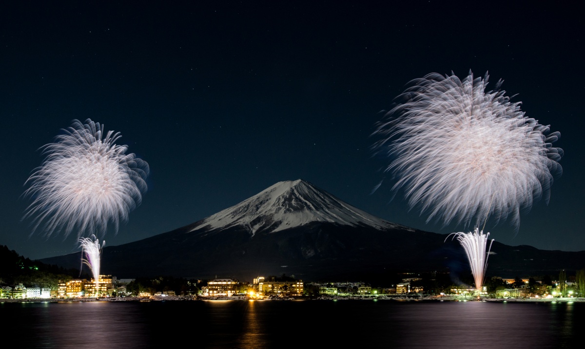 5.เทศกาลดอกไม้ไฟที่ทะเลสาบคาวากูจิโกะ จังหวัดยามานาชิ (Lake Kawaguchiko Fireworks Festival Yamanashi)