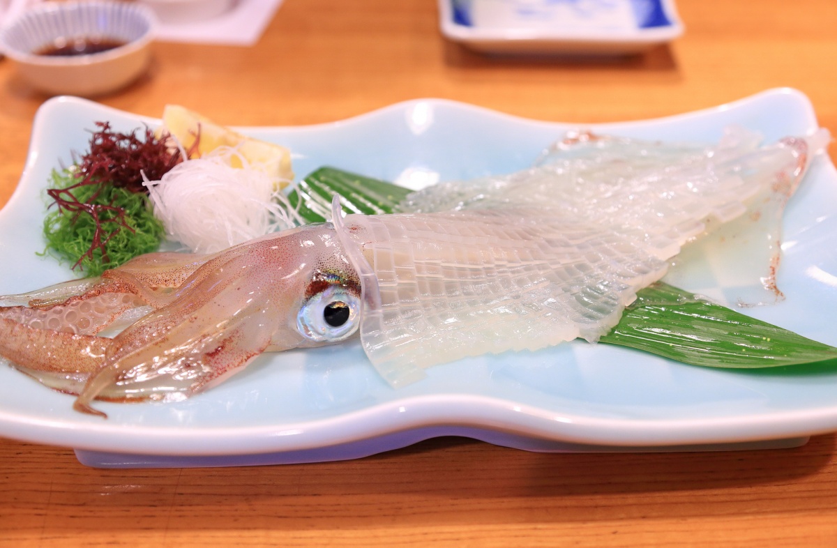 4. ปลาหมึกเสิร์ฟทั้งเป็น อิกะ-อิคิซุคุริ