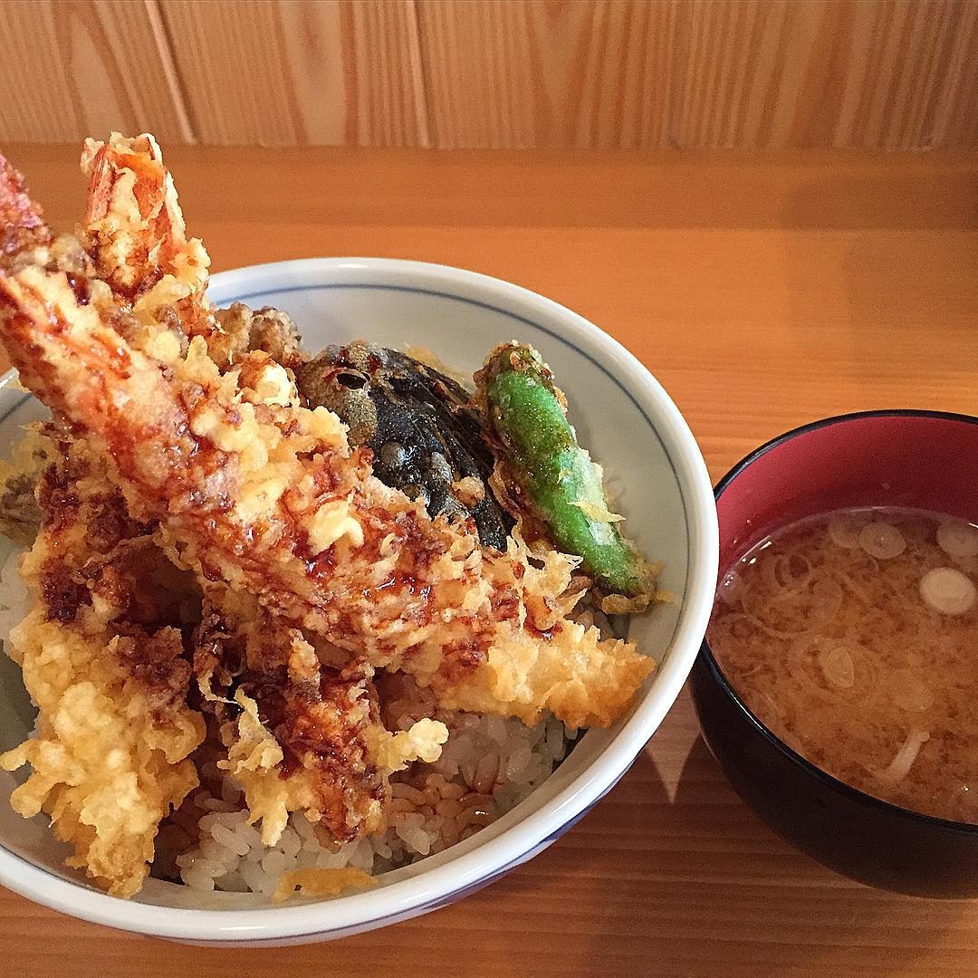 在老店群雄中異軍突起的天婦羅居酒屋｜天丼まことや