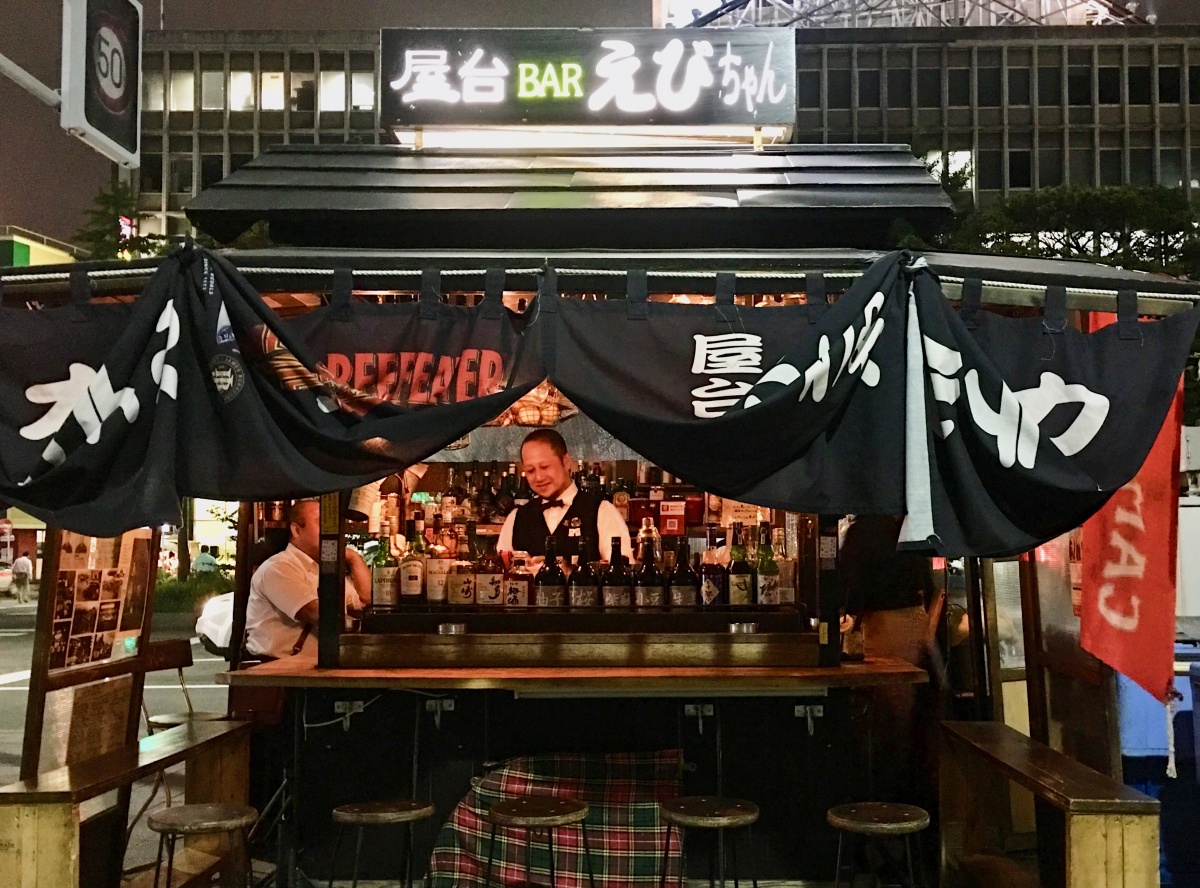 「博多屋台バーえびちゃん」福岡唯一屋台酒吧，調出人生百味