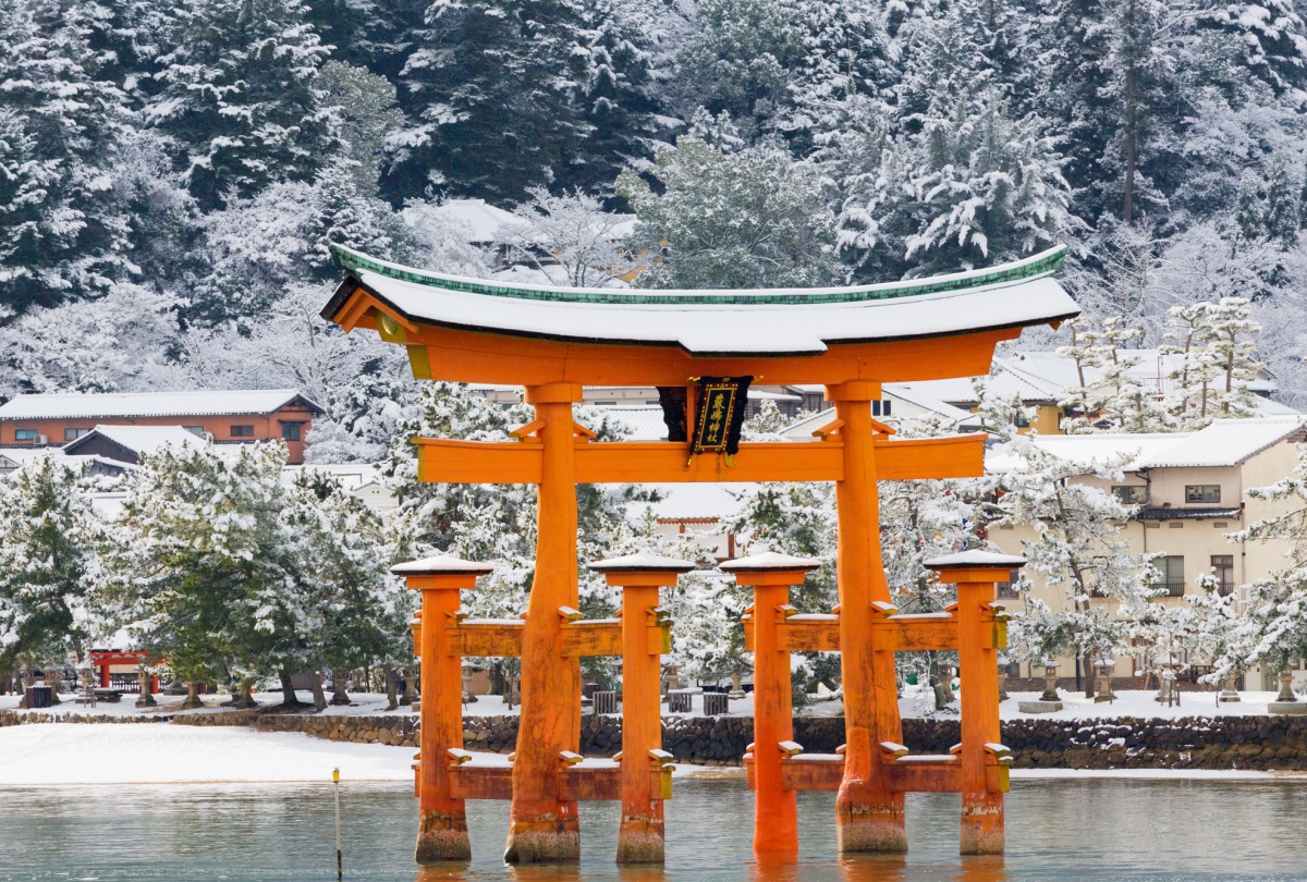 3. ศาลเจ้ากลางน้ำ อิทสึคุชิมะ เกาะมิยาจิมะ  (Itsukushima Shrine, Miyajima) สัญลักษณ์สำคัญของจังหวัดฮิโรชิม่าและญี่ปุ่น