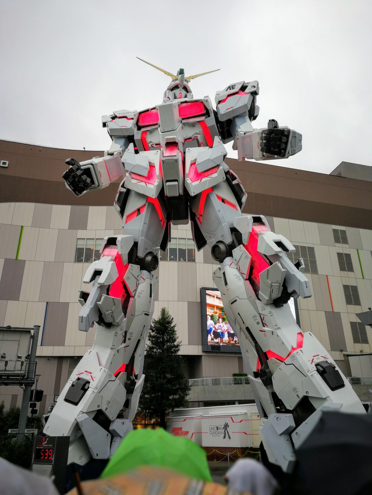 1. หุ่น Unicorn Gundum ขนาดยักษ์หน้า DiverCity Tokyo Plaza