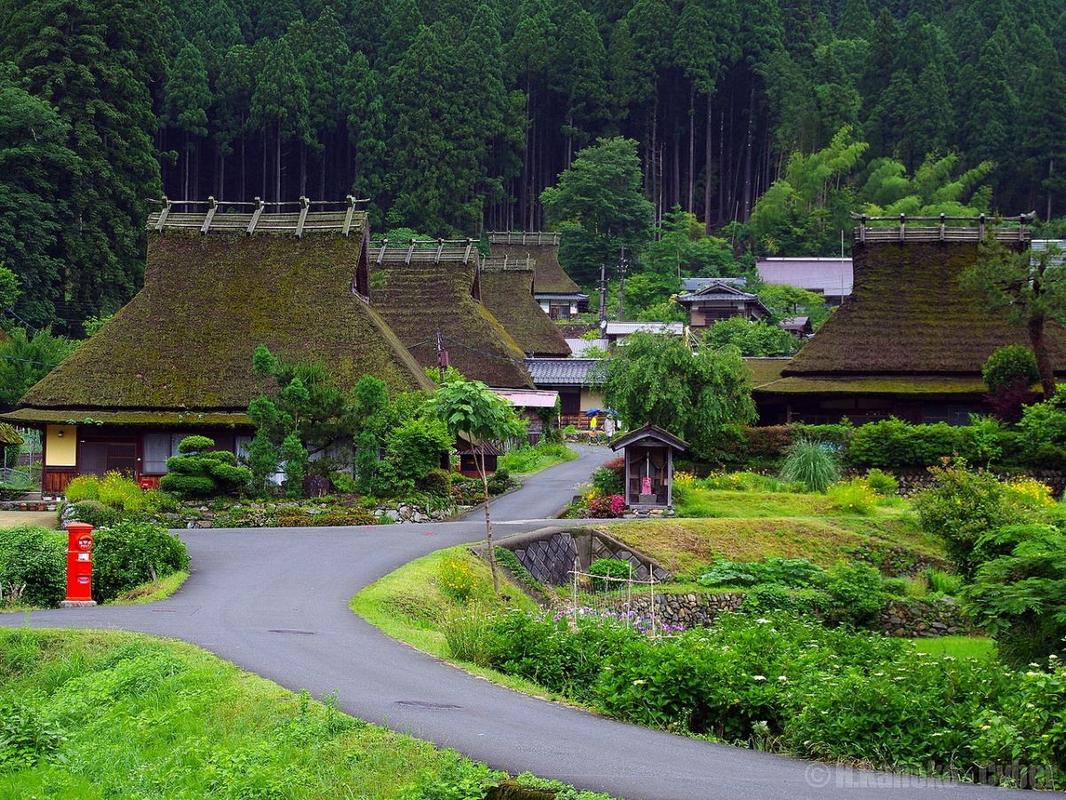 1. ชมหมู่บ้านโบราณที่มิยาม่า (Miyama)