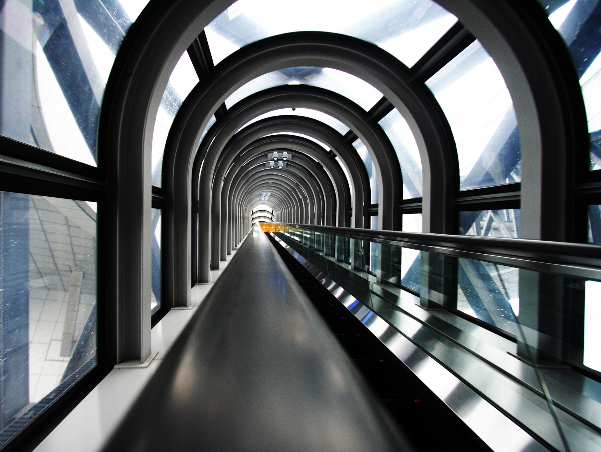 2. บันไดเลื่อนขึ้นไปยังจุดชมวิวบนอาคารอูเมดะสกาย (Umeda Sky Building)