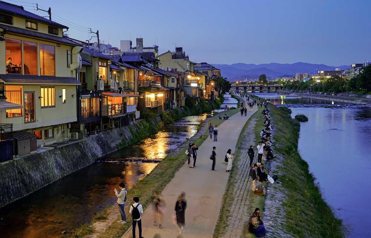 6. ทางเดินเลียบแม่น้ำคาโมะกาว่า เกียวโต (Kamokawa River, Kyoto)