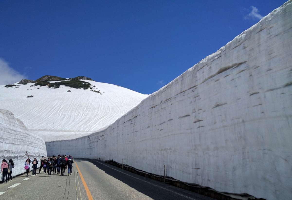 6. ชมกำแพงหิมะที่ Tateyama Kurobe Alpine Route