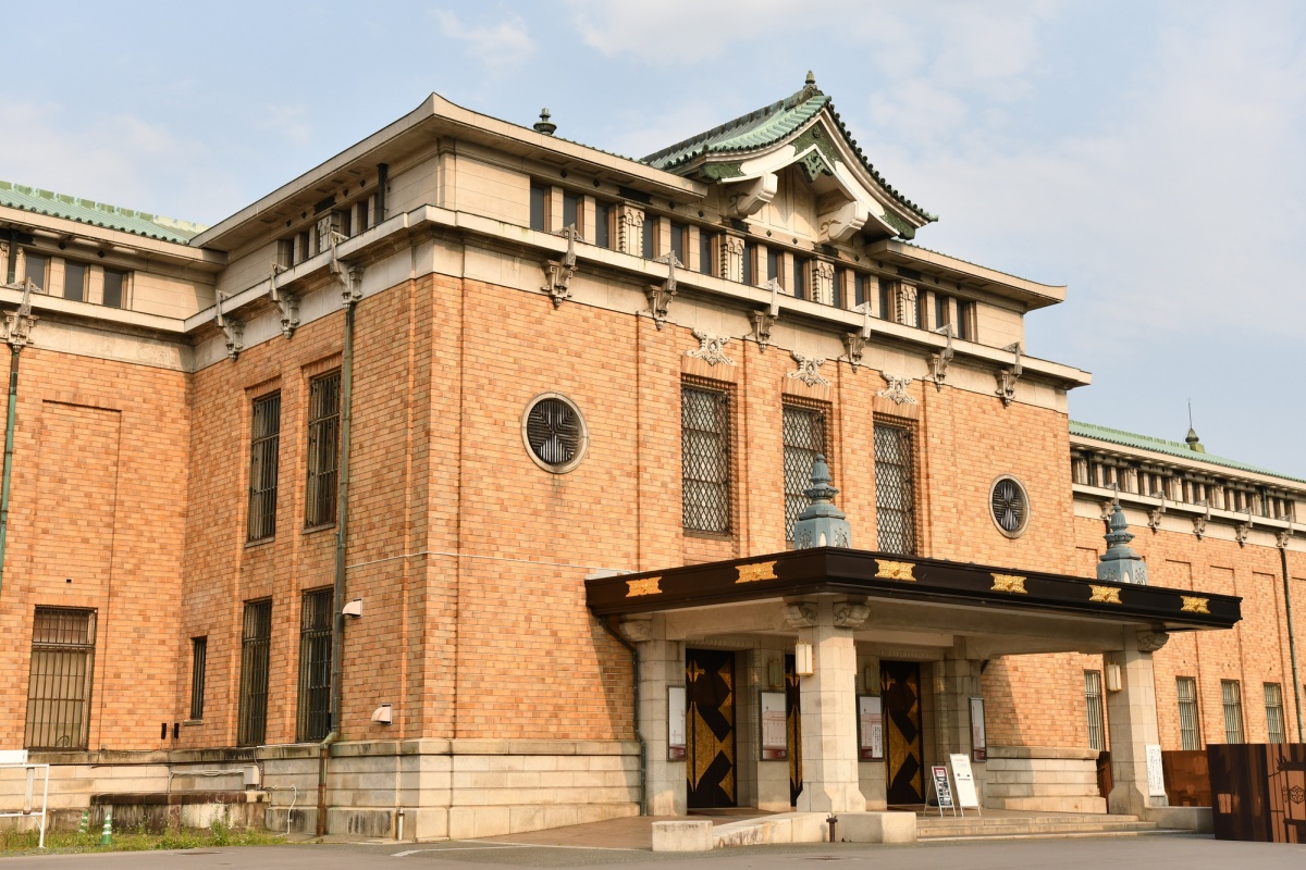 4. สถานี Higashiyama (T10)