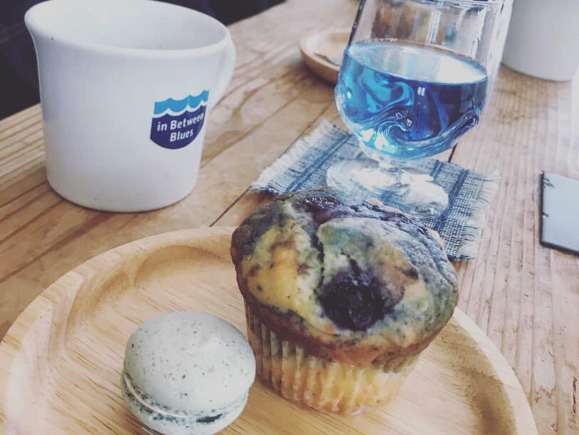 在海景咖啡廳享用「藍染」甜點