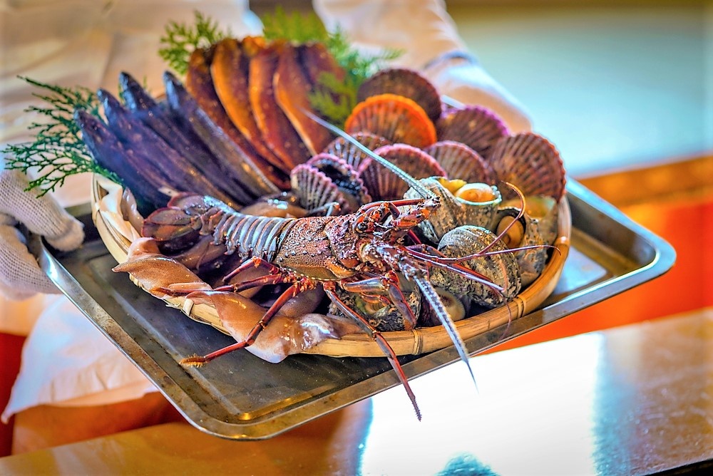 到居酒屋品嘗「海女」捕撈的新鮮食材所烹製的美味佳餚