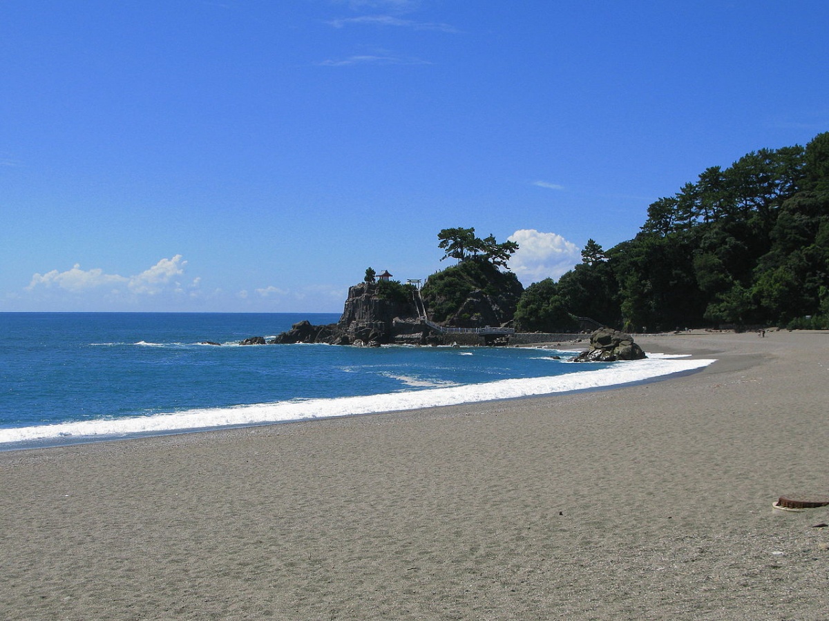 5. หาดคัทสึระฮามะ (Katsurahama Beach)