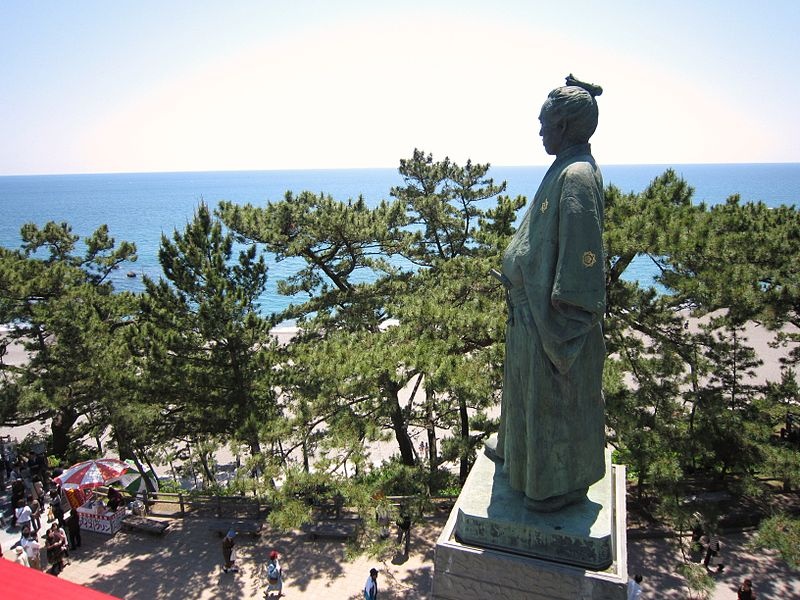 รูปปั้นของท่านซากาโมโตะ เรียวมะที่ชายหาดคัทสึระฮามะ